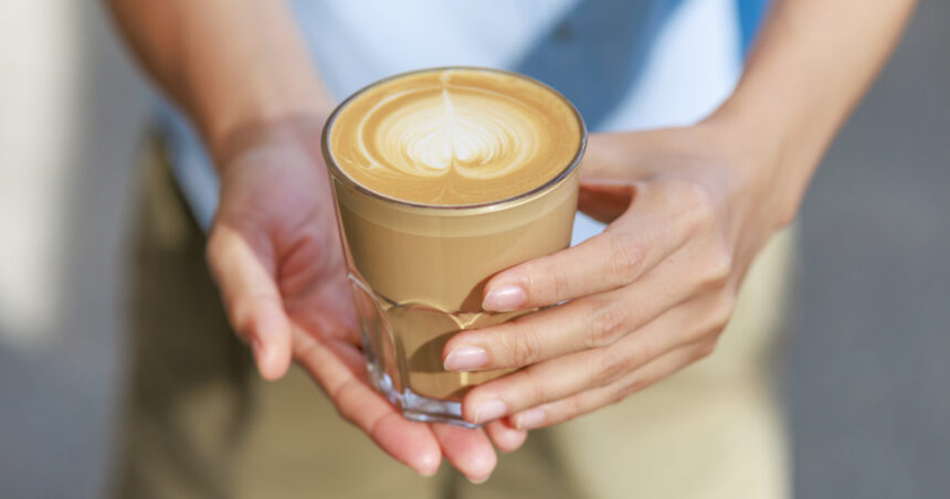 greseala pe care multe persoane o fac cand beau cafea specialistii explica efectul asupra absorbtiei unui mineral esential 6ac07e2ba02b4