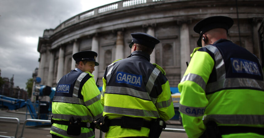 irlanda a expulzat 24 de romani condamnati pentru infractiuni grave ei au interdictia sa revina acolo in urmatorii 10 ani 6ad5e660beb01