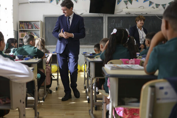 nicusor dan de ziua educatiei avem nevoie de profesionisti care sa educe tinerele generatii sa gandeasca critic 6ac3787648e57