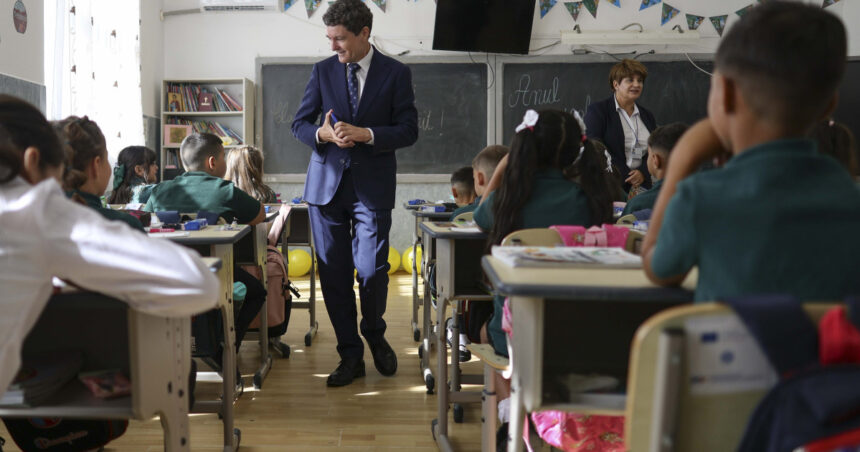 nicusor dan de ziua educatiei avem nevoie de profesionisti care sa educe tinerele generatii sa gandeasca critic 6ac3787648e57