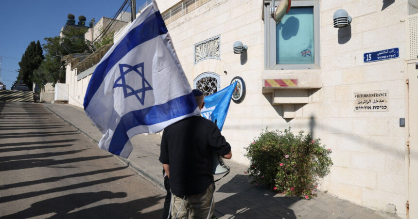 tensiuni intre regatul unit si israel londra ar putea expulza zeci de diplomati daca va fi inchis consulatul din ierusalim reuters 6ac4d47450177
