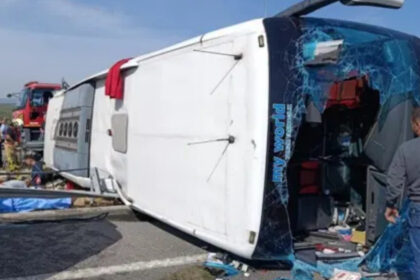 tragedie in turcia 11 morti si 27 de raniti dupa ce un autocar s a ciocnit cu un camion si s a rasturnat 6acb96252894b