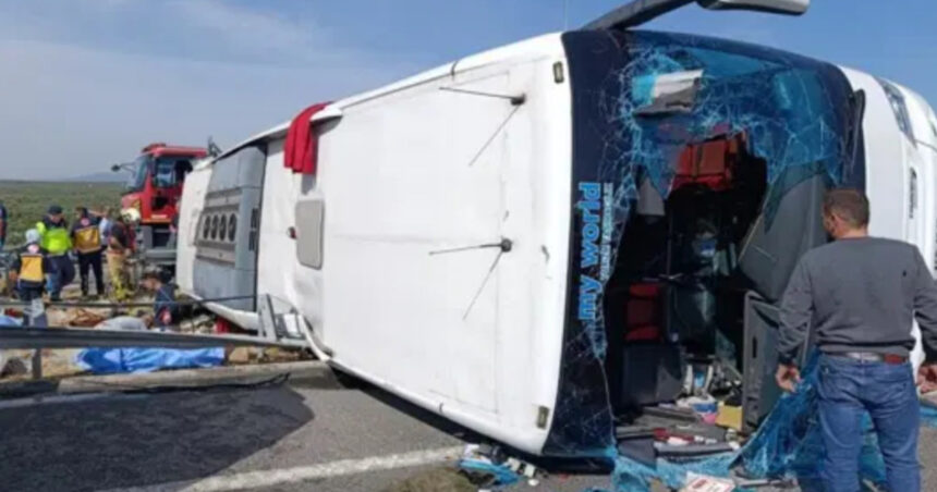 tragedie in turcia 11 morti si 27 de raniti dupa ce un autocar s a ciocnit cu un camion si s a rasturnat 6acb96252894b