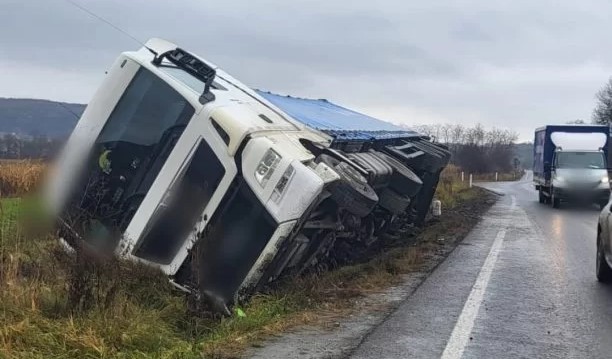 un autocamion incarcat cu floarea soarelui s a rasturnat la iesire din negureni 6abe6f85801b4