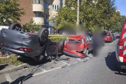 video accident grav in cluj napoca un autoturism s a tamponat cu alt autovehicul dupa care s a rasturnat peste doua masini parcate 6abfbfc99027f
