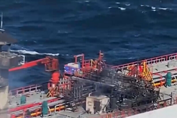video alerta in marea neagra opt marinari disparuti dupa ce o nava ar fi fost lovita si a luat foc primele imagini 6ad0aaecc871a