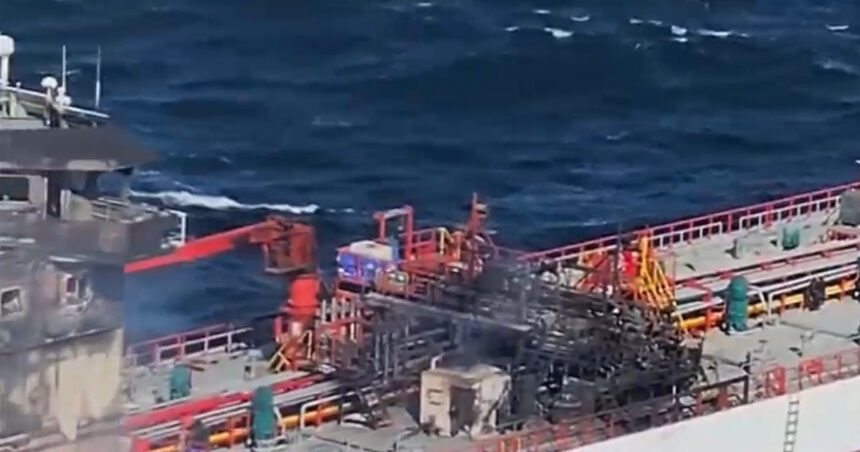video alerta in marea neagra opt marinari disparuti dupa ce o nava ar fi fost lovita si a luat foc primele imagini 6ad0aaecc871a