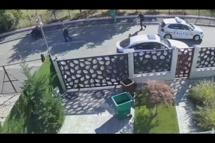 video barbatul care i a amenintat cu un cutit pe politistii capitalei dupa ce a furat mai multe bunuri dintr o curte arestat preventiv 6ac1496e94bdd
