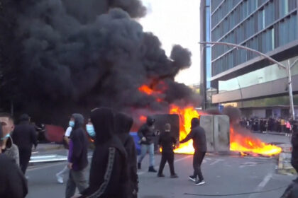 video incendiu la ministerul educatiei din albania in timpul protestelor studentilor politia intervine cu gaze lacrimogene si tunuri cu apa 6acf9c38698f8