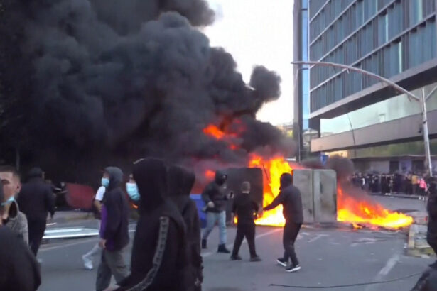 video incendiu la ministerul educatiei din albania in timpul protestelor studentilor politia intervine cu gaze lacrimogene si tunuri cu apa 6acf9c38698f8