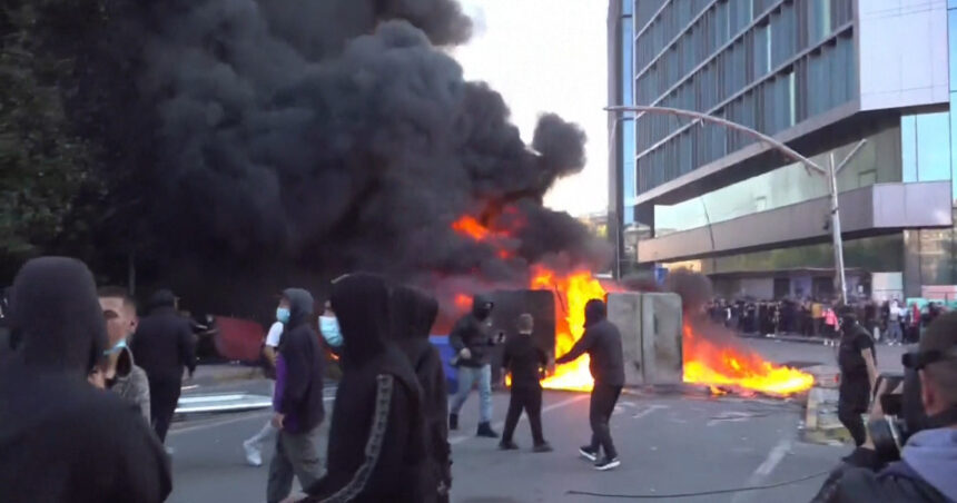 video incendiu la ministerul educatiei din albania in timpul protestelor studentilor politia intervine cu gaze lacrimogene si tunuri cu apa 6acf9c38698f8