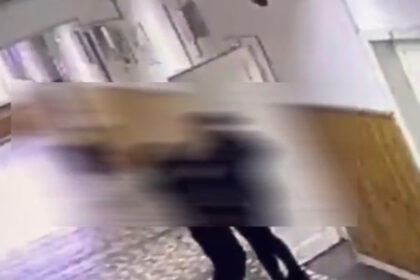 video momentul in care un elev a injunghiat o profesoara cu un cutit pe holul unei scoli din bistrita 6ad5f4727d2fc