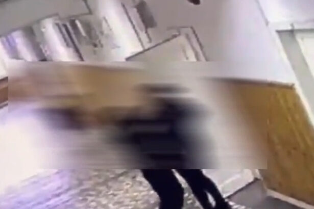 video momentul in care un elev a injunghiat o profesoara cu un cutit pe holul unei scoli din bistrita 6ad5f4727d2fc