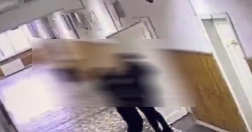 video momentul in care un elev a injunghiat o profesoara cu un cutit pe holul unei scoli din bistrita 6ad5f4727d2fc