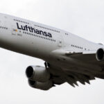 video momentul in care un pilot lufthansa la mansa unui boeing 747 8 a evitat o catastrofa pe aeroportul din los angeles 6acd3f8ad587f