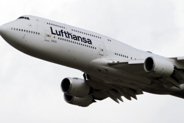 video momentul in care un pilot lufthansa la mansa unui boeing 747 8 a evitat o catastrofa pe aeroportul din los angeles 6acd3f8ad587f