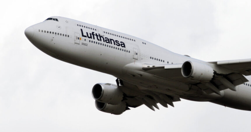 video momentul in care un pilot lufthansa la mansa unui boeing 747 8 a evitat o catastrofa pe aeroportul din los angeles 6acd3f8ad587f
