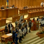 video protest in plenul camerei deputatilor usr cere infiintarea comisiei parlamentare de ancheta mykonos nordis 6ac610e01111d