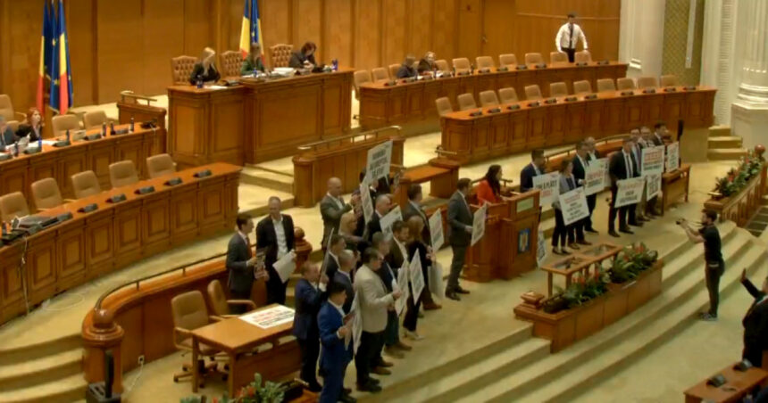 video protest in plenul camerei deputatilor usr cere infiintarea comisiei parlamentare de ancheta mykonos nordis 6ac610e01111d