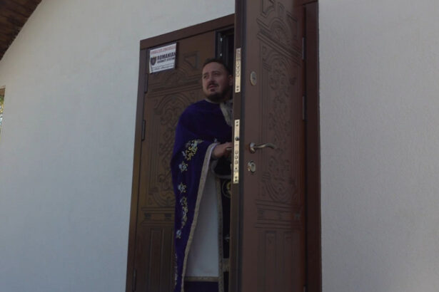video un preot fals si a transformat casa in biserica si cerea donatii online sute de oameni din toata tara veneau la slujbele lui 6abead7c7eb18