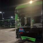 video un sofer de autobuz din suceava a urcat baut la volan si a distrus 5 masini un stalp si ghereta paznicului autobazei 6ad06f2b16d2e