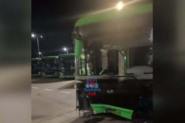 video un sofer de autobuz din suceava a urcat baut la volan si a distrus 5 masini un stalp si ghereta paznicului autobazei 6ad06f2b16d2e