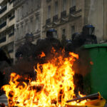 videofoto violente pe strazile parisului in timpul protestelor elevilor cocktailuri molotov incendii si interventii cu gaze lacrimogene 6ace51c299927