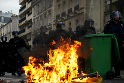 videofoto violente pe strazile parisului in timpul protestelor elevilor cocktailuri molotov incendii si interventii cu gaze lacrimogene 6ace51c299927