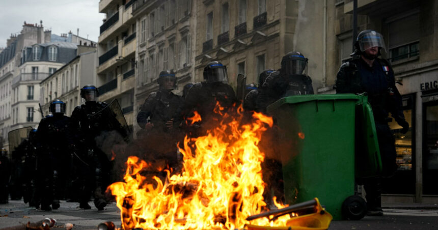 videofoto violente pe strazile parisului in timpul protestelor elevilor cocktailuri molotov incendii si interventii cu gaze lacrimogene 6ace51c299927